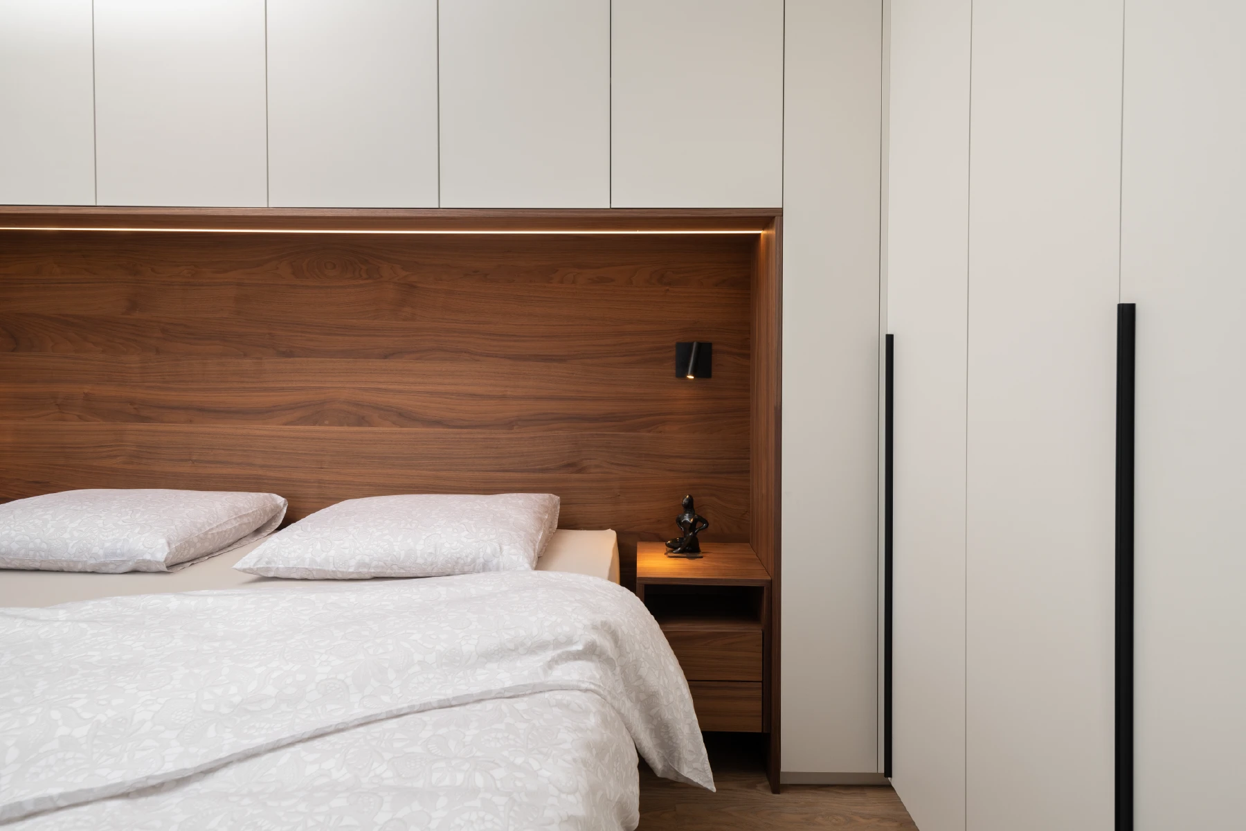 Ingebouwde leeslamp in de alkoof