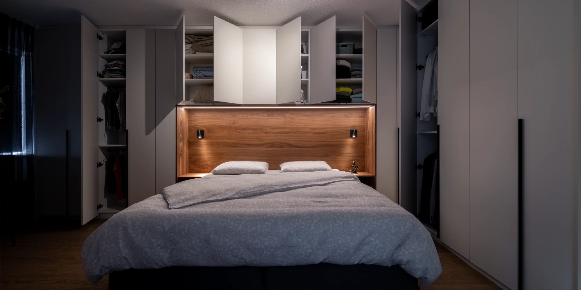 Bed met kastombouw in moderne slaapkamer