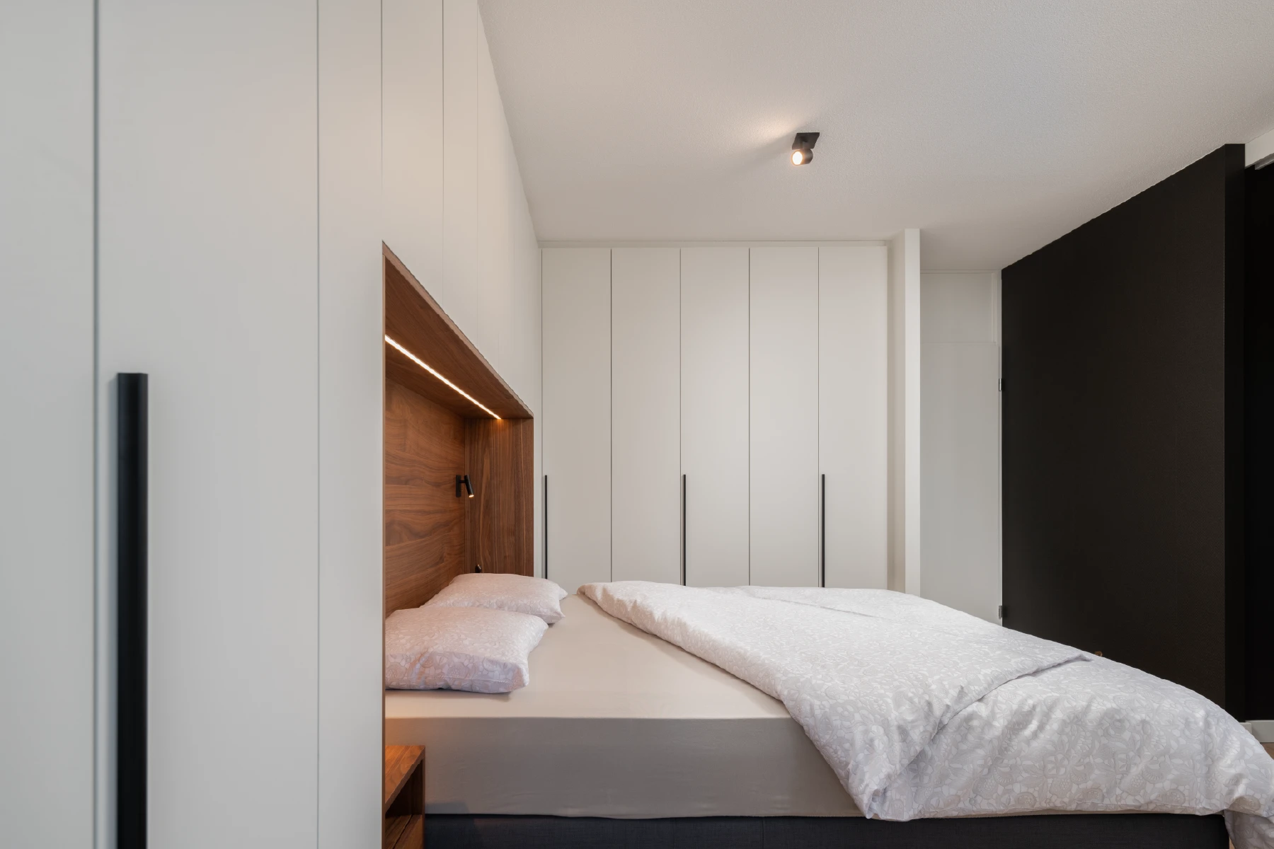 Bed met kastombouw met gesloten deuren