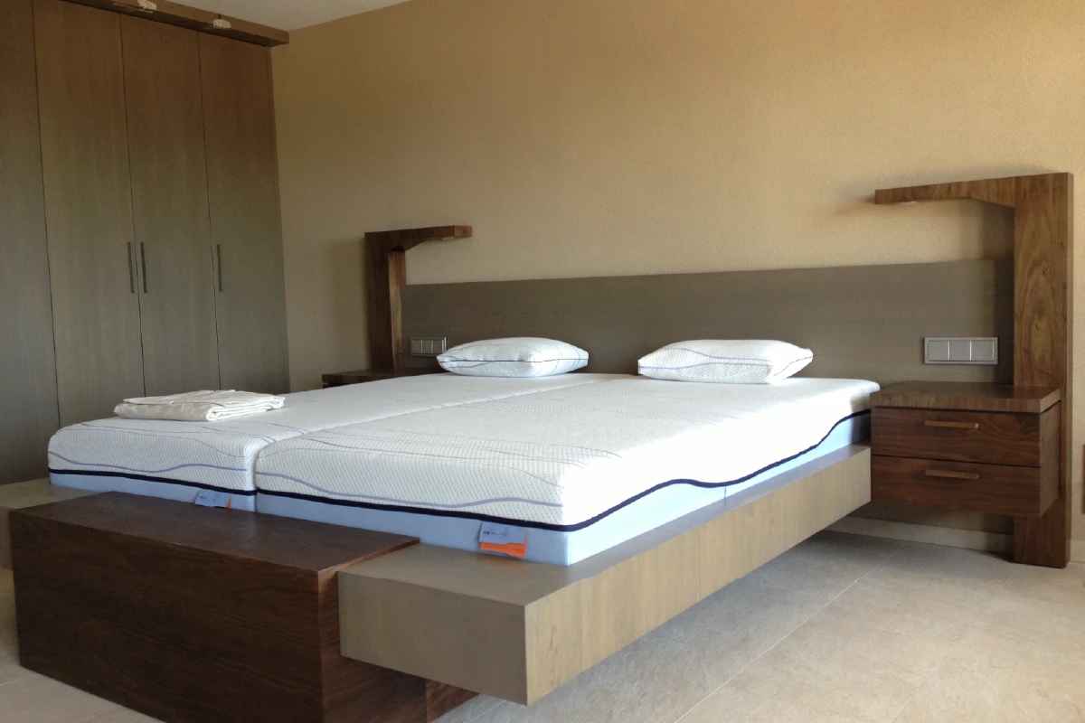 Bed op maat van hout met geïntegreerde verlichting