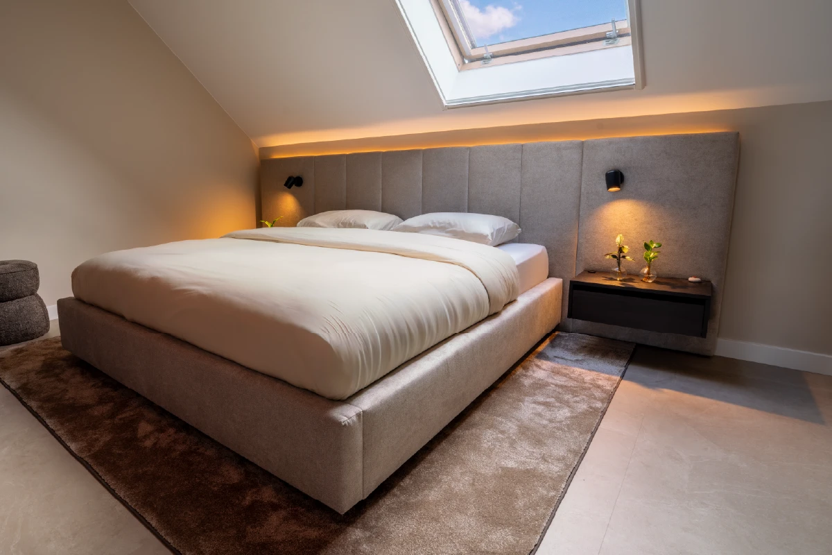 Bed tegen knieschot op een zolderkamer