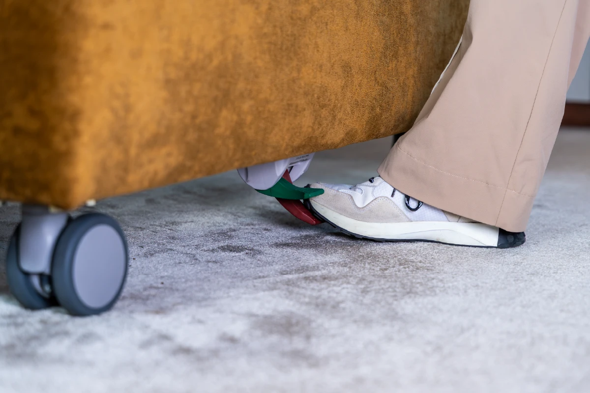 Centrale voetrem onder een deelbaar bed