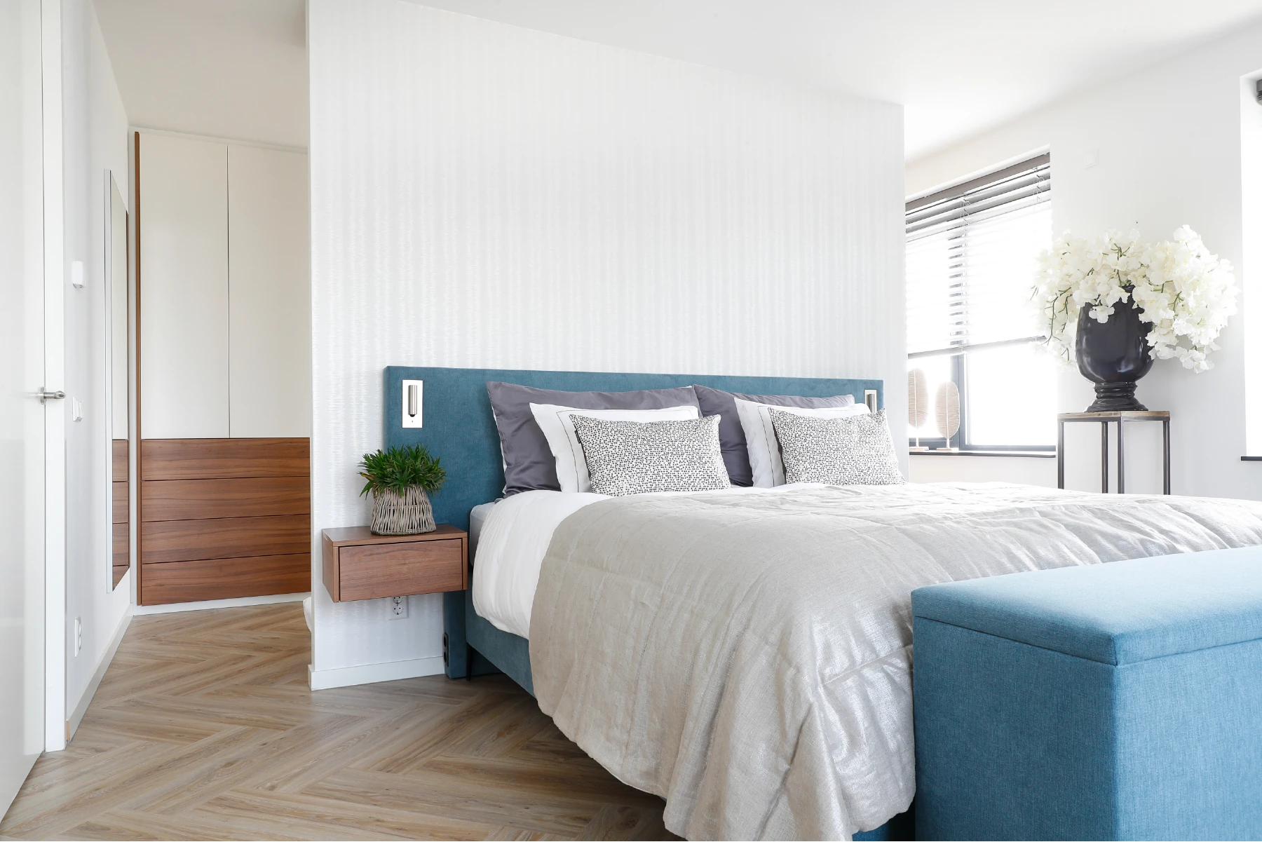 Bed met inloopkast achter tussenwand