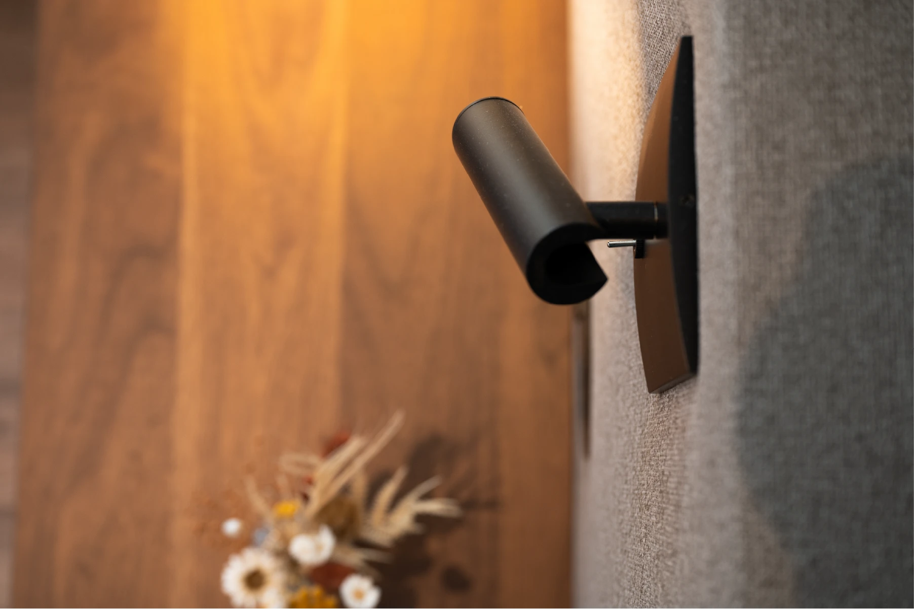 Ingebouwde zwarte bedlamp in een hoofdpaneel