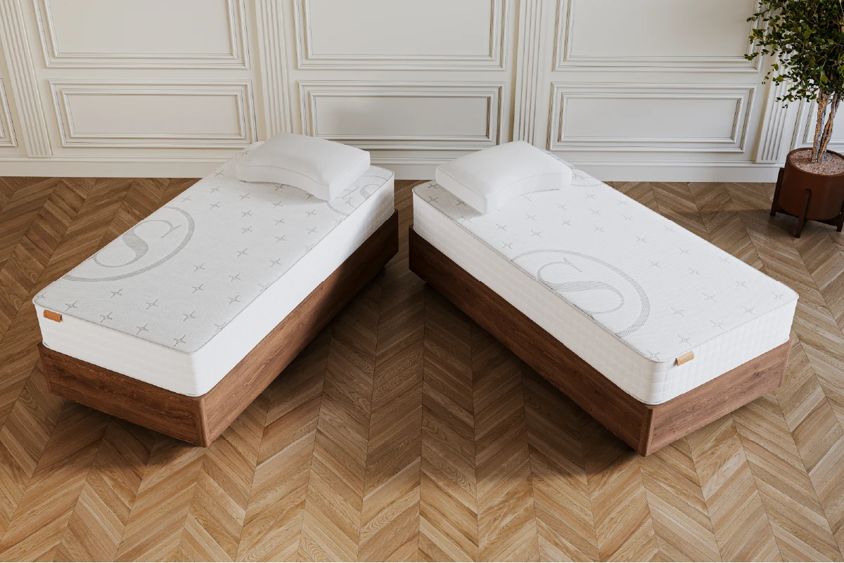 Bovenaanzicht van het deelbare en verrijdbare houten bed N°2