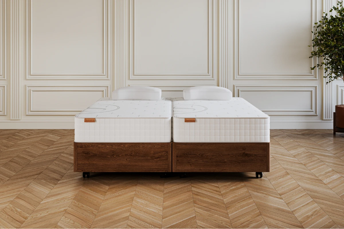 Het deelbare houten bed N°2 in vooraanzicht, uitgevoerd in massief hout