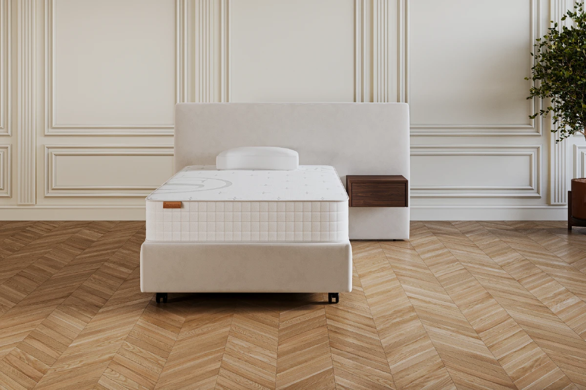 Twijfelaar box(spring) N°3 met Unumezzo hoofdpaneel en zwevend nachtkastje
