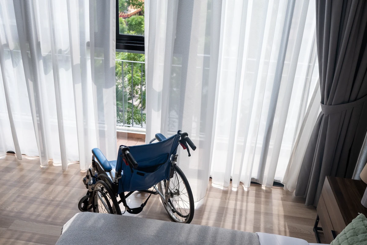 Rolstoel in slaapkamer
