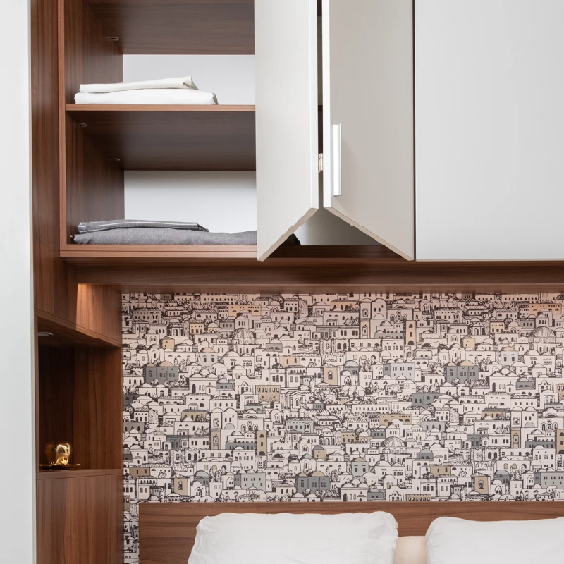 De brugkast boven het bed