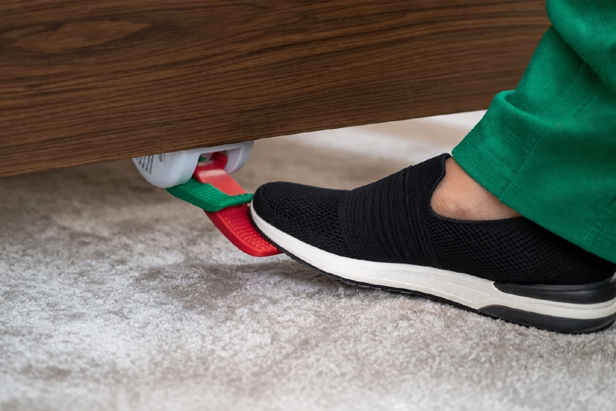 Centrale voetrem onder een deelbaar bed