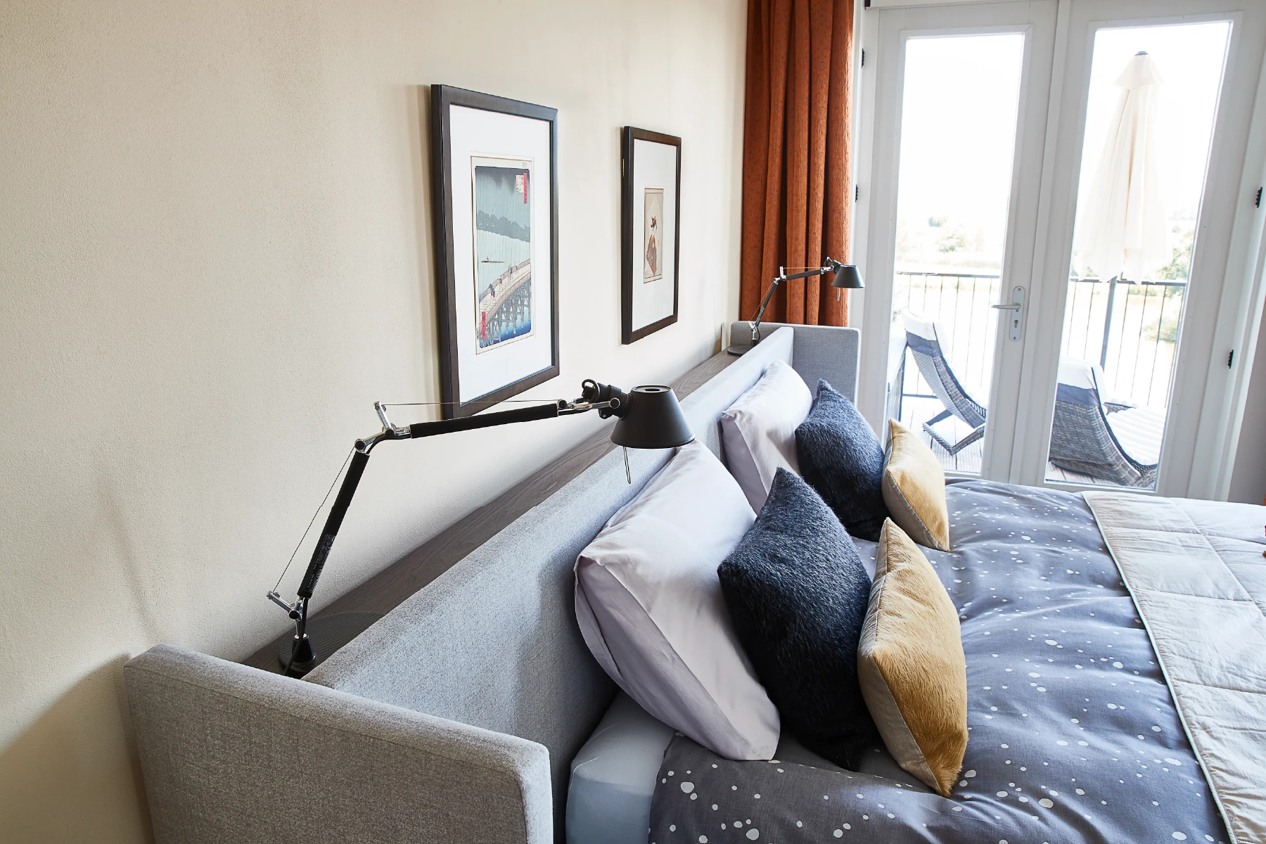 Achterpaneel van de Embrace met bedlampen