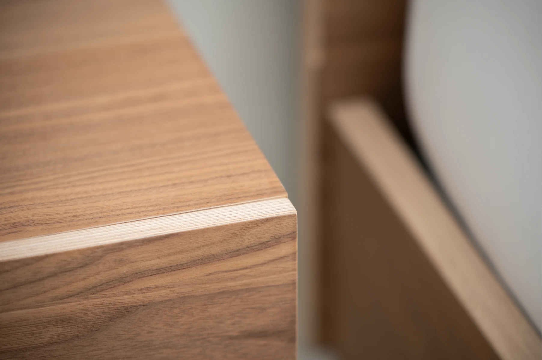 Close-up van houten nachtkastje