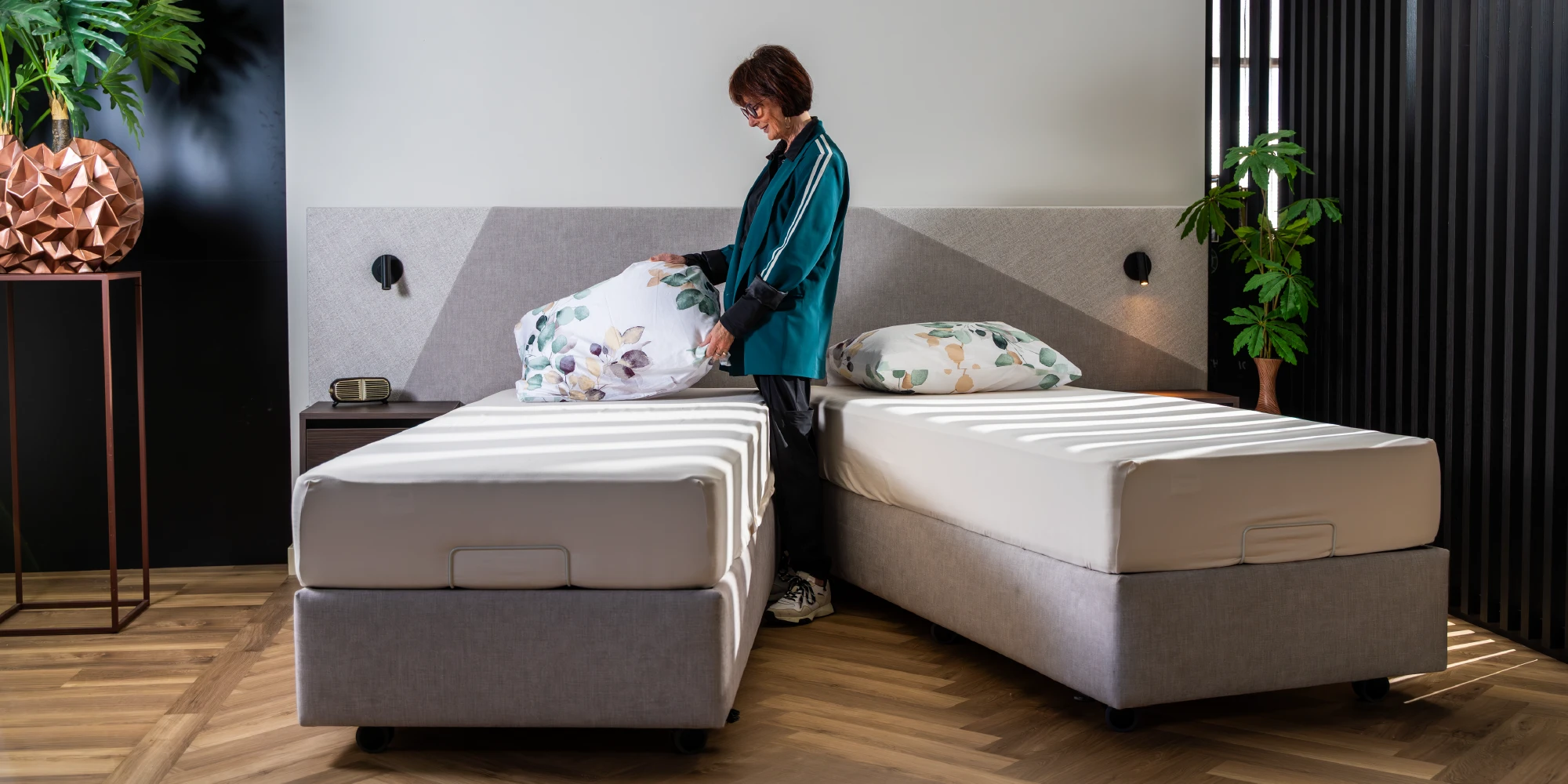 Vrouw maakt deelbaar bed op