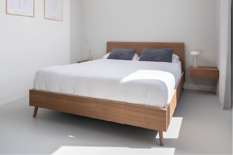 Design bed met houten bedframe