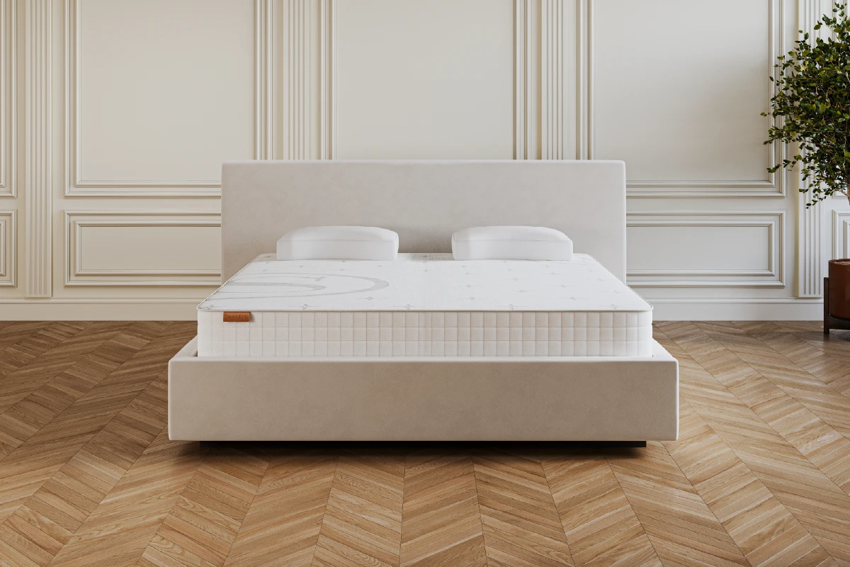 Design bed N°5 met brede gestoffeerde bedombouw en Roma hoofdpaneel