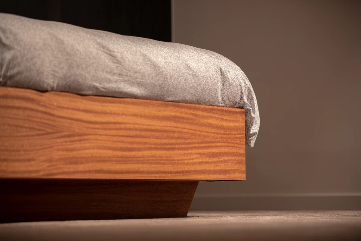 Houten bed met schuine plint voor zwevend effect