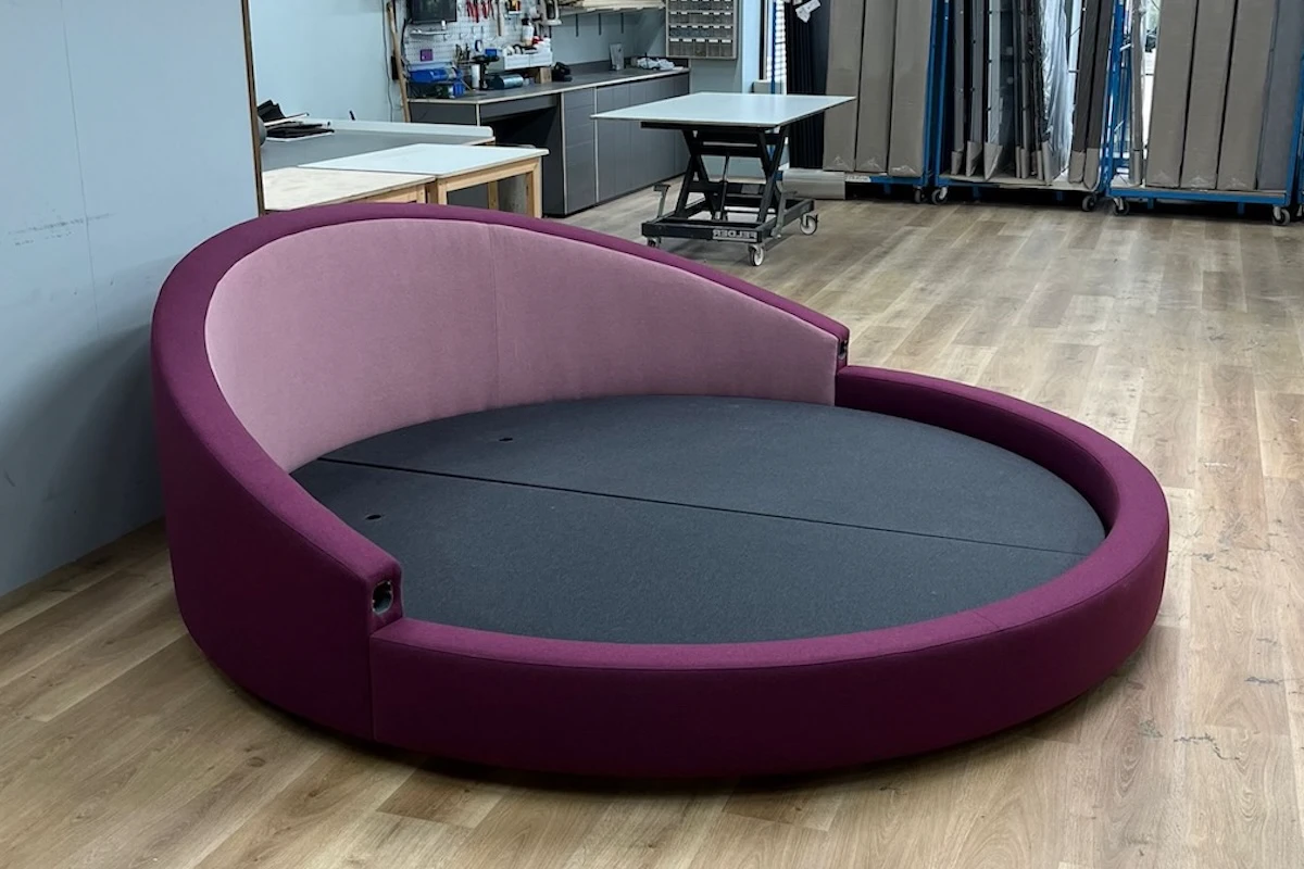 Het ronde bed in de stoffeerderij