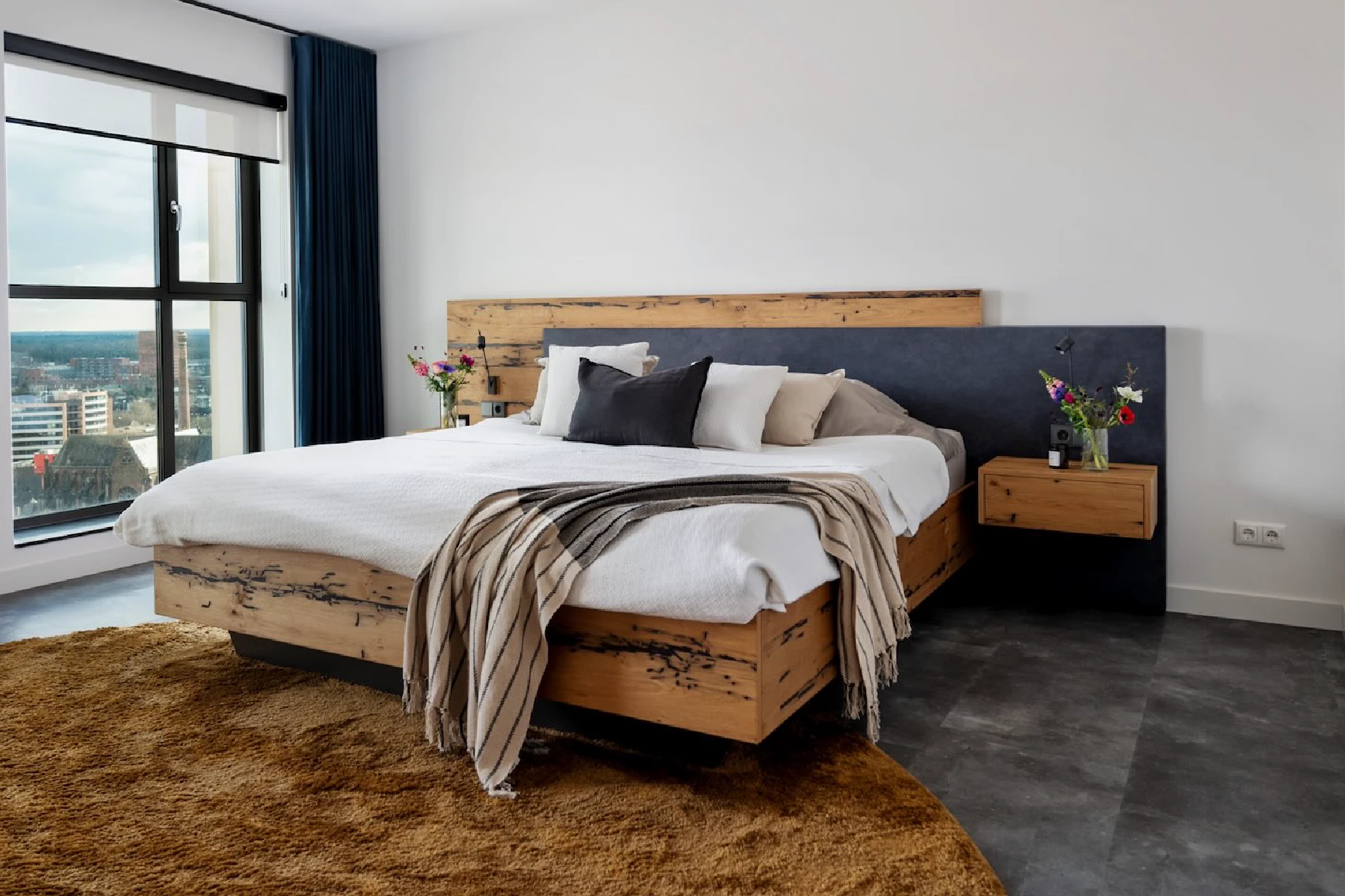 Eiken houten bed van Venetiaanse meerpalen met Duo Pezze hoofdpaneel