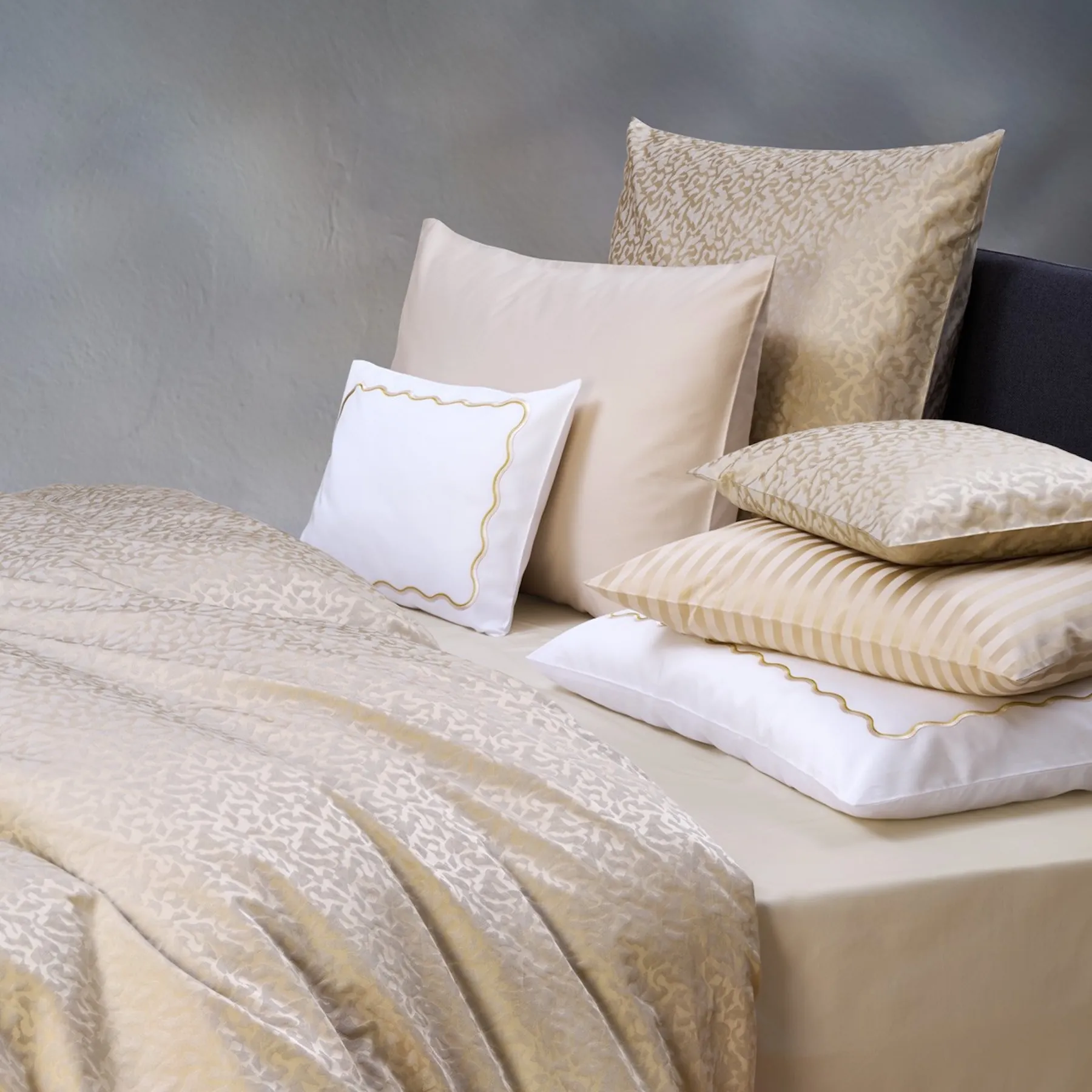 Jacquard beddengoed Fischbacher Mimicry in goud en leisteen