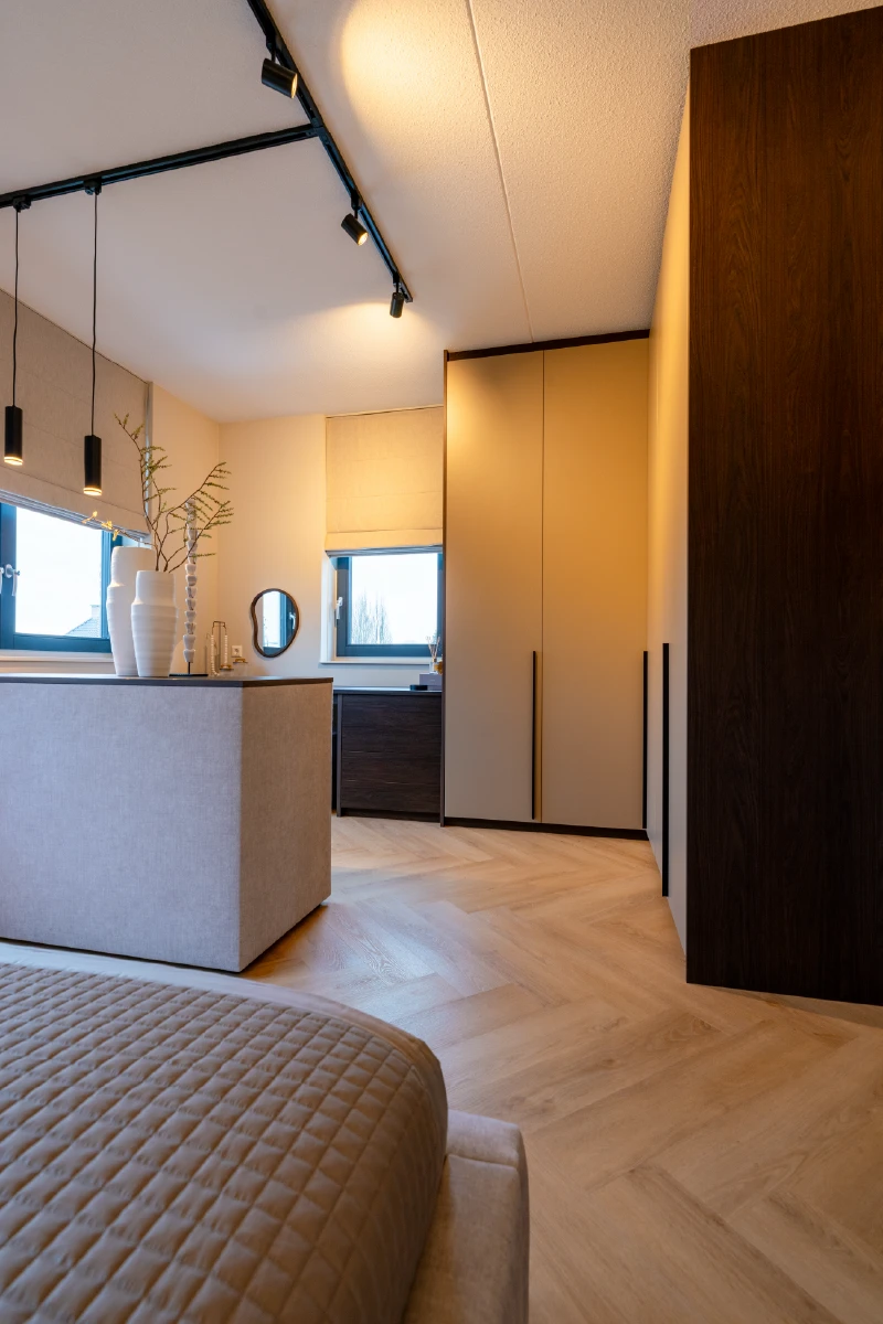 Hoekkast met doorlopende kaptafel onder het raam