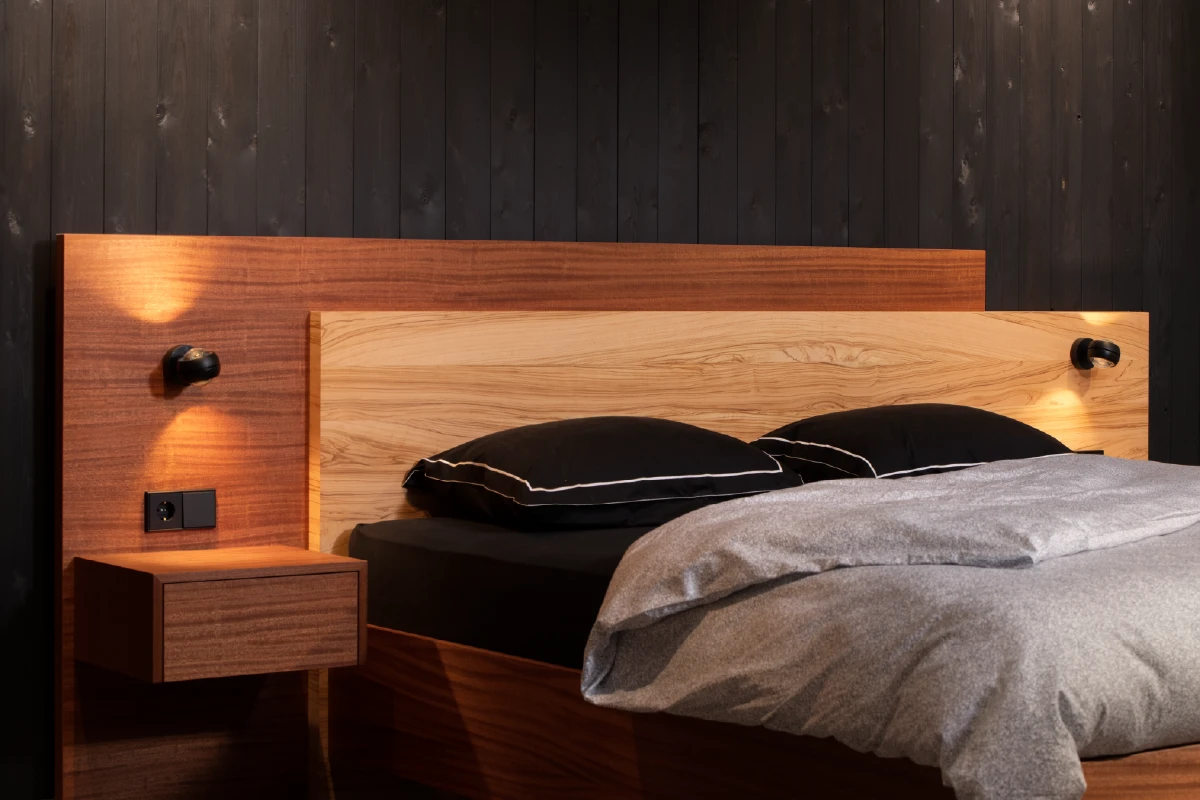 Mahonie en olijfhout verwerkt in het hoofdbord