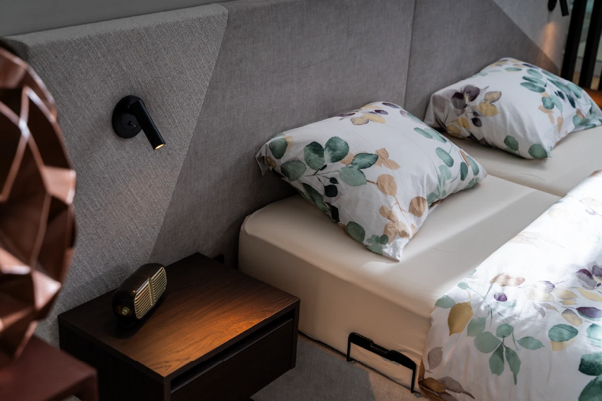 sfeerfoto van hoofdpaneel bed met verlichting en bedlamp