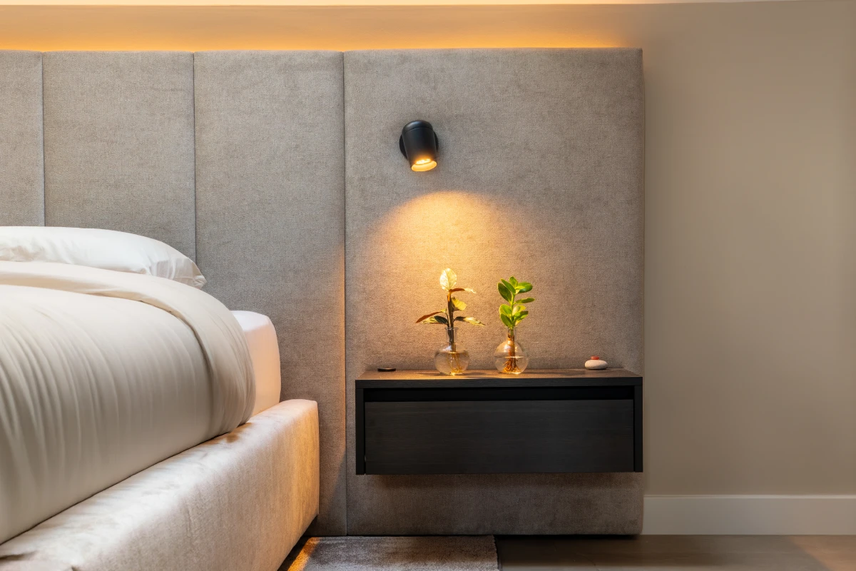 Maatwerk bed onder schuin dak