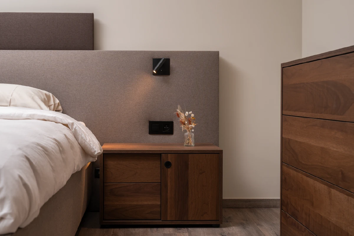 Maatwerk hoofdpaneel met geïntegreerde verlichting en aansluitpunten