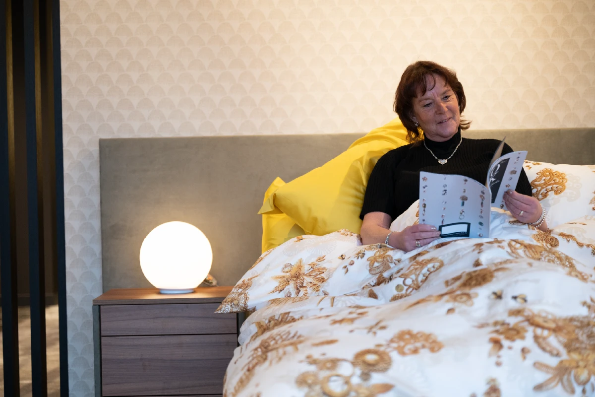 Vrouw leest in verstelbaar bed 120 cm breed