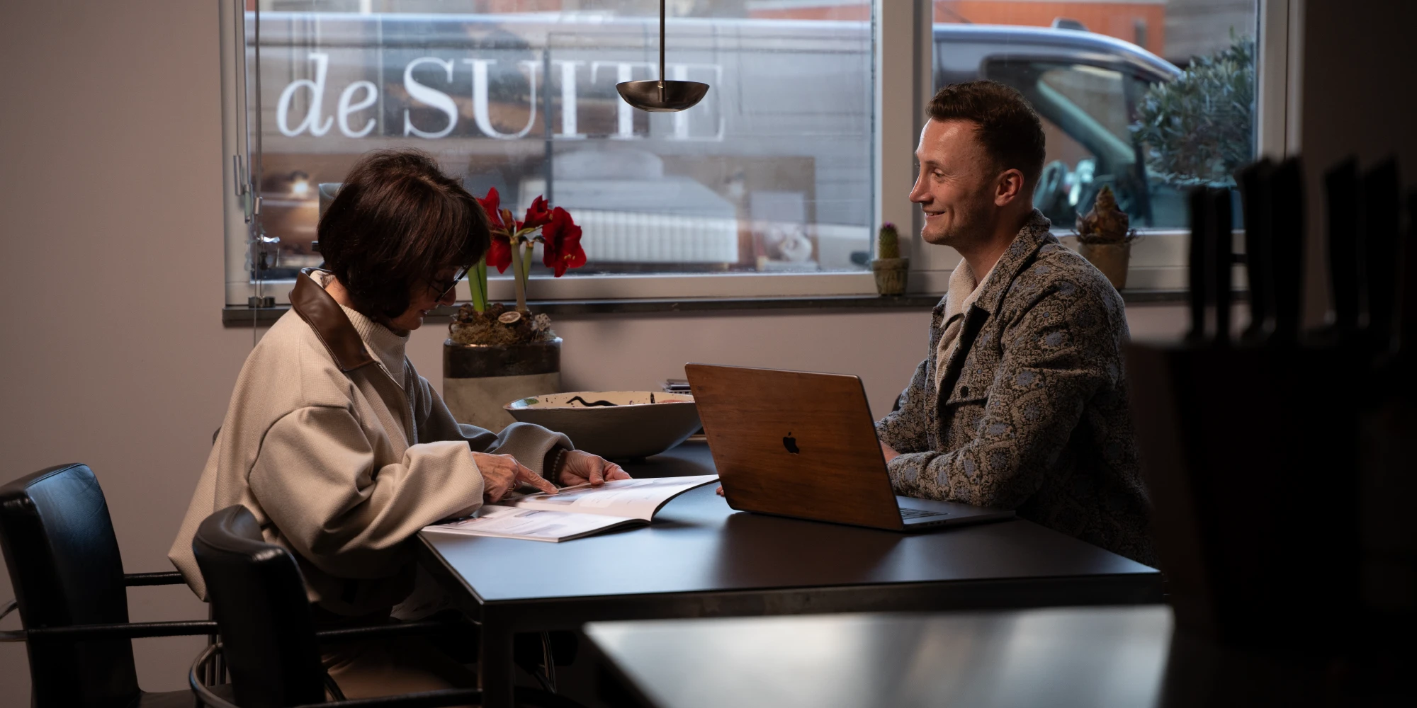 Meubelmakers in werkplaats bezig met bed