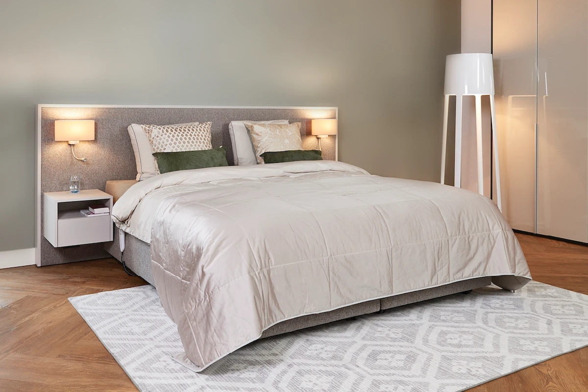 Hoog-laag boxspring met houten hoofdbord en zwevende nachtkastjes