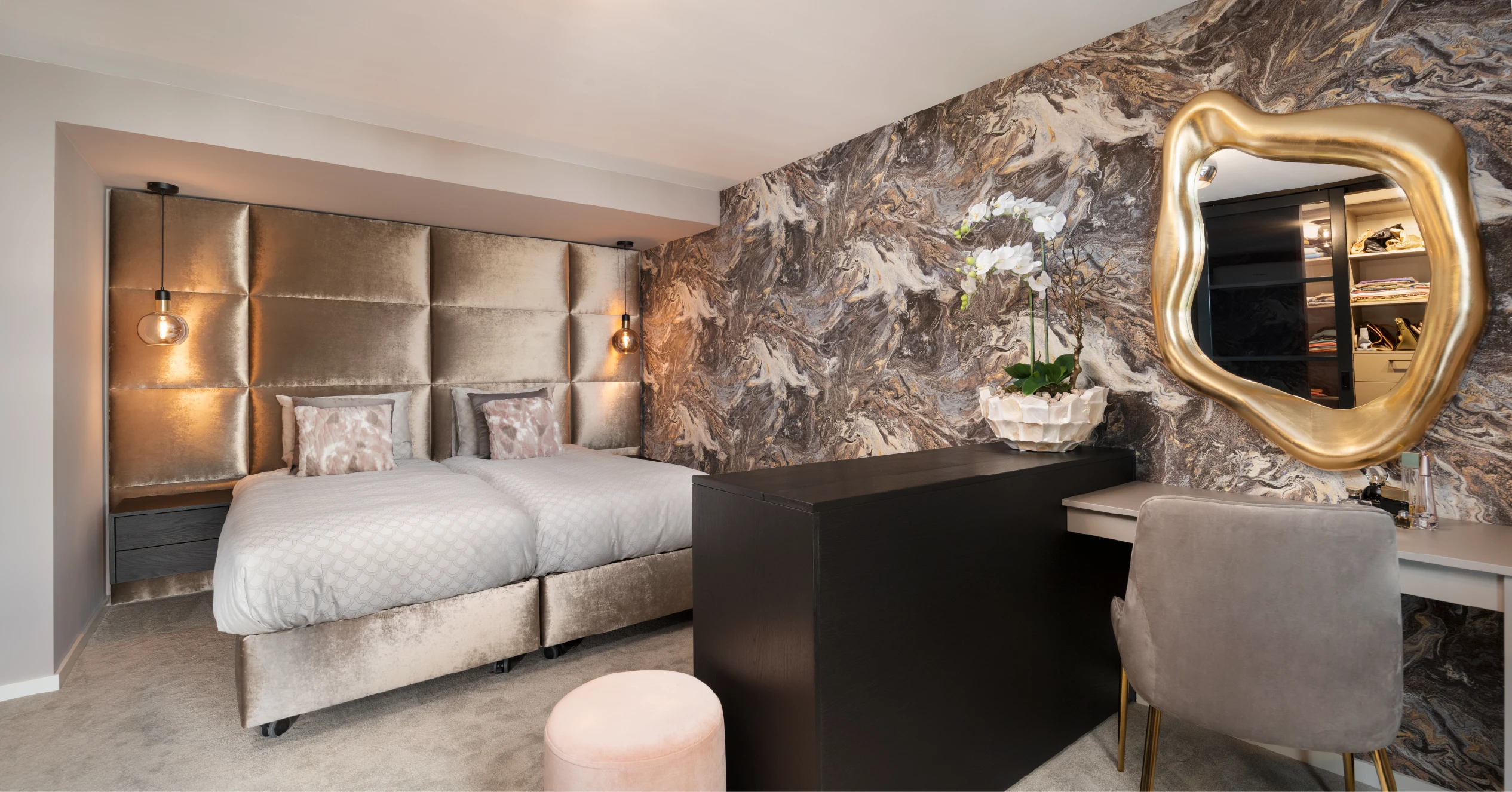 Hotelchique slaapkamer met inloopkast