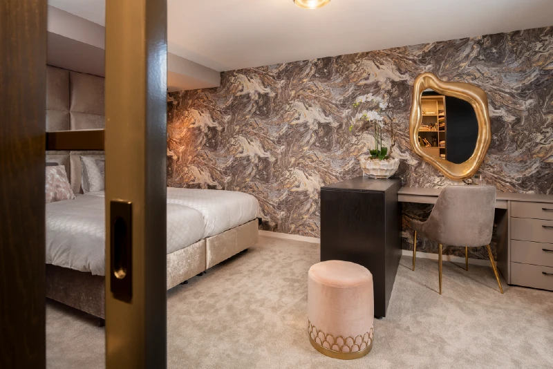 Hotelchique slaapkamer met inloopkast