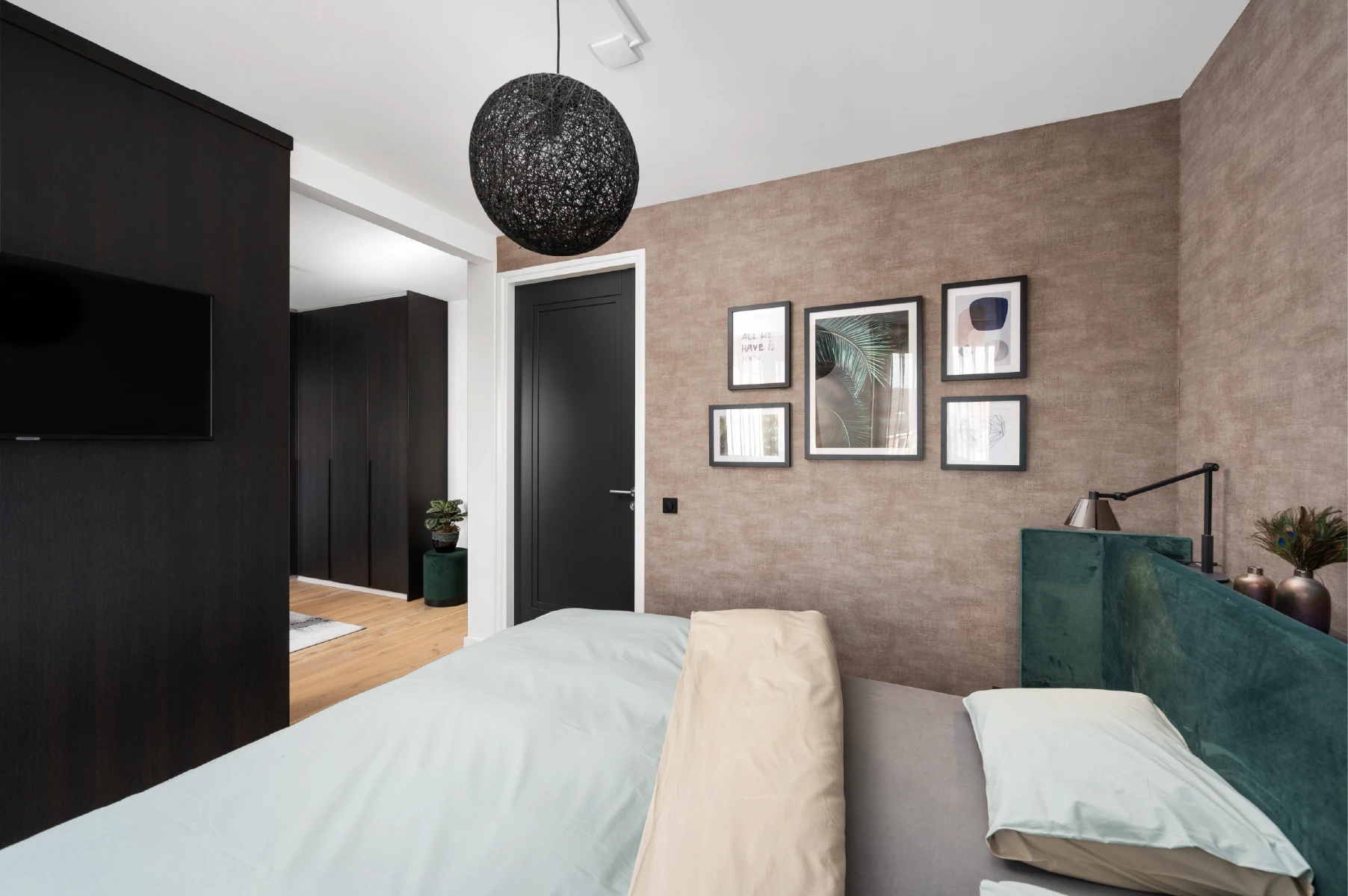 Luxe slaapkamer met inloopkast en kaptafel