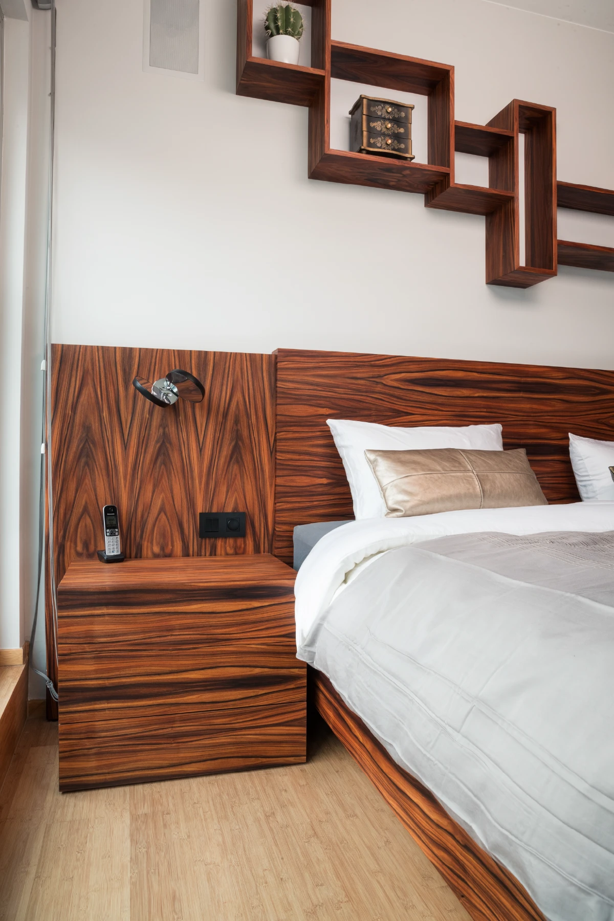 Nachtkastje met geïntegreerde bedlamp