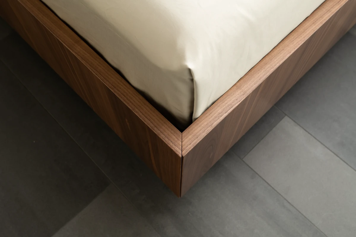 Zwevend effect door terugvallende plint