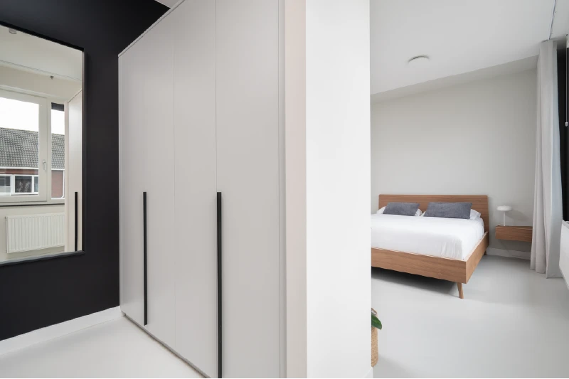 Moderne slaapkamer met inloopkast
