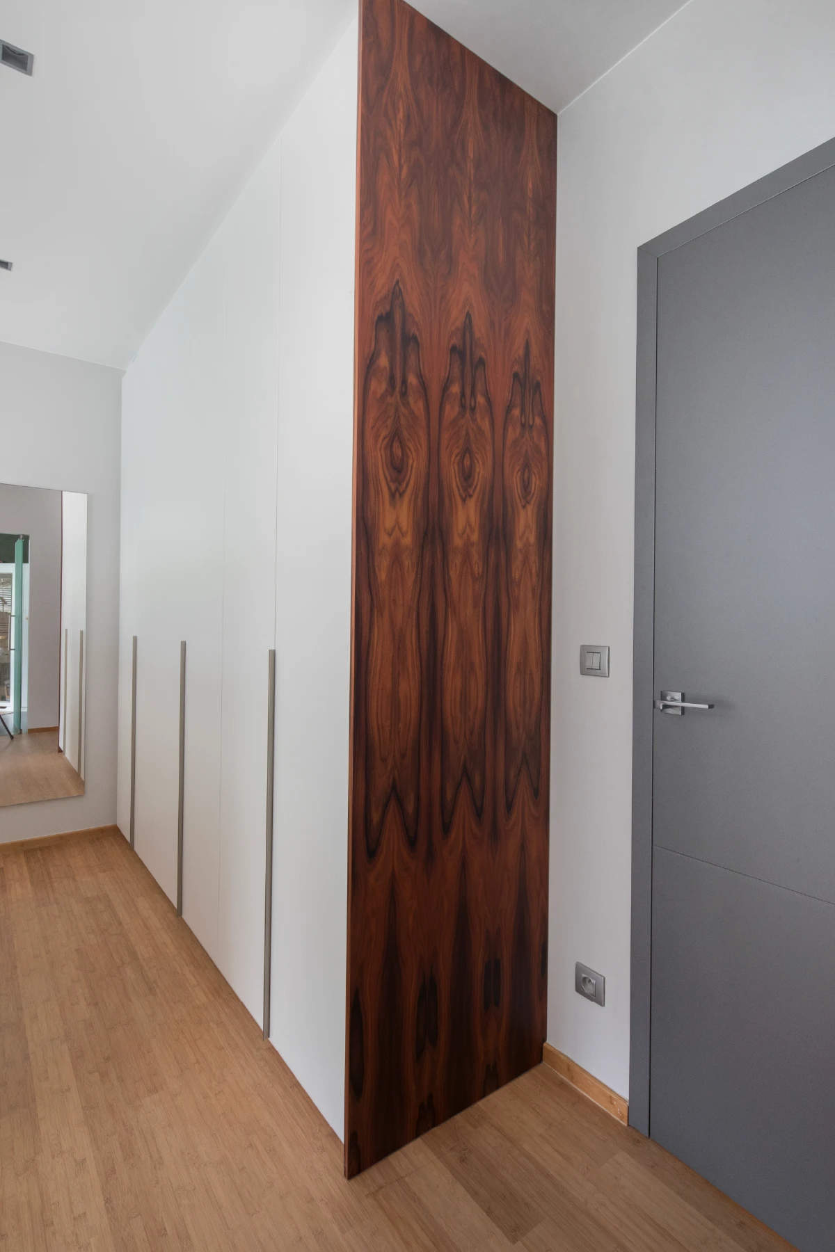 Inbouwkast met palissander eindpaneel