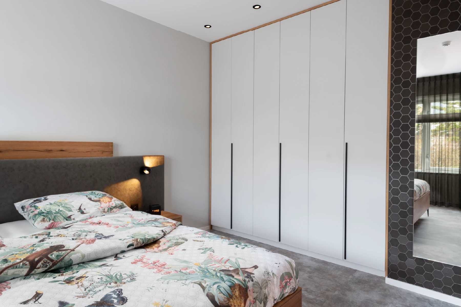 Inbouwkast in moderne slaapkamer