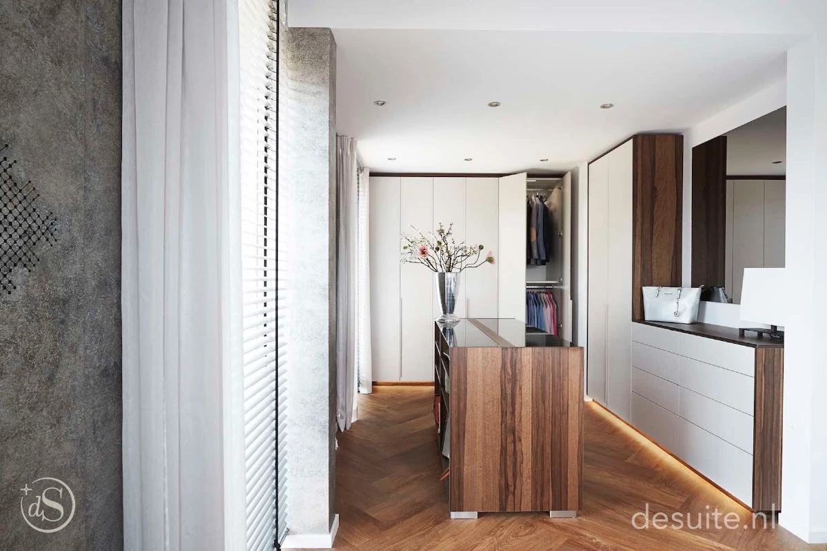 Inbouwkast met deuren tot aan het plafond