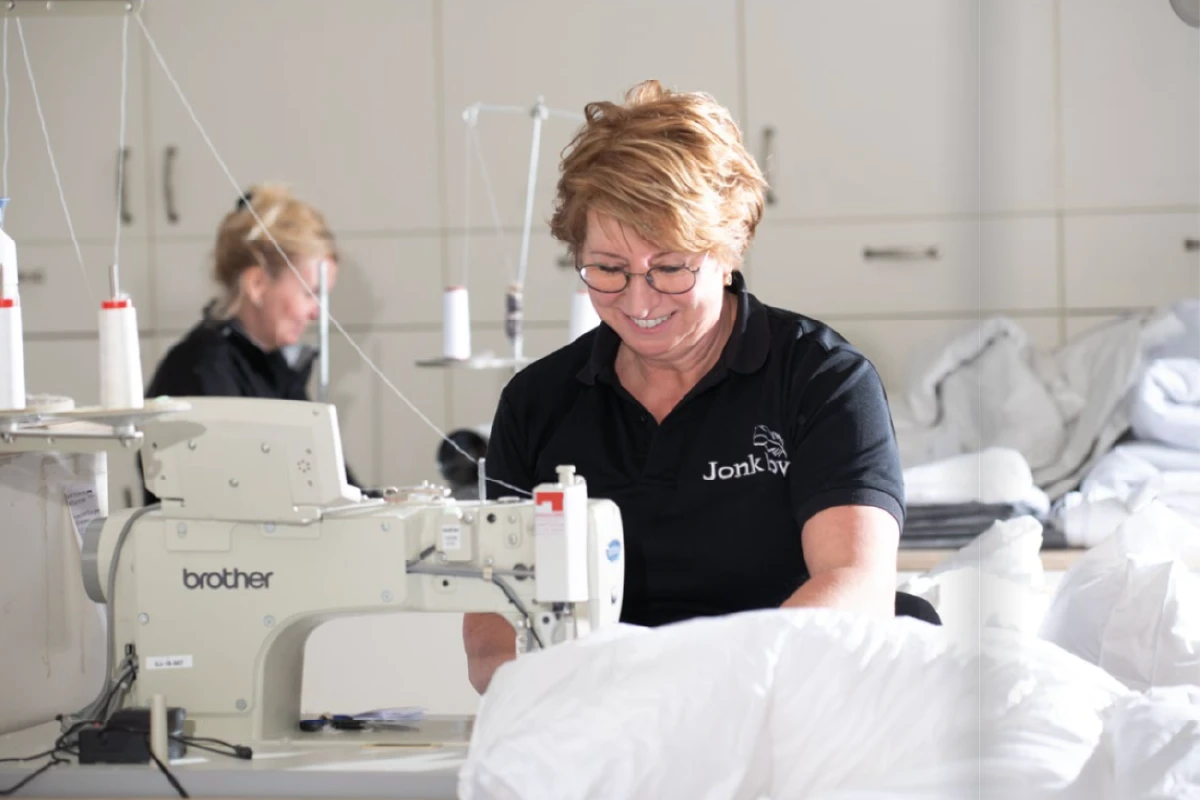 Dekbed wordt met zorg gemaakt