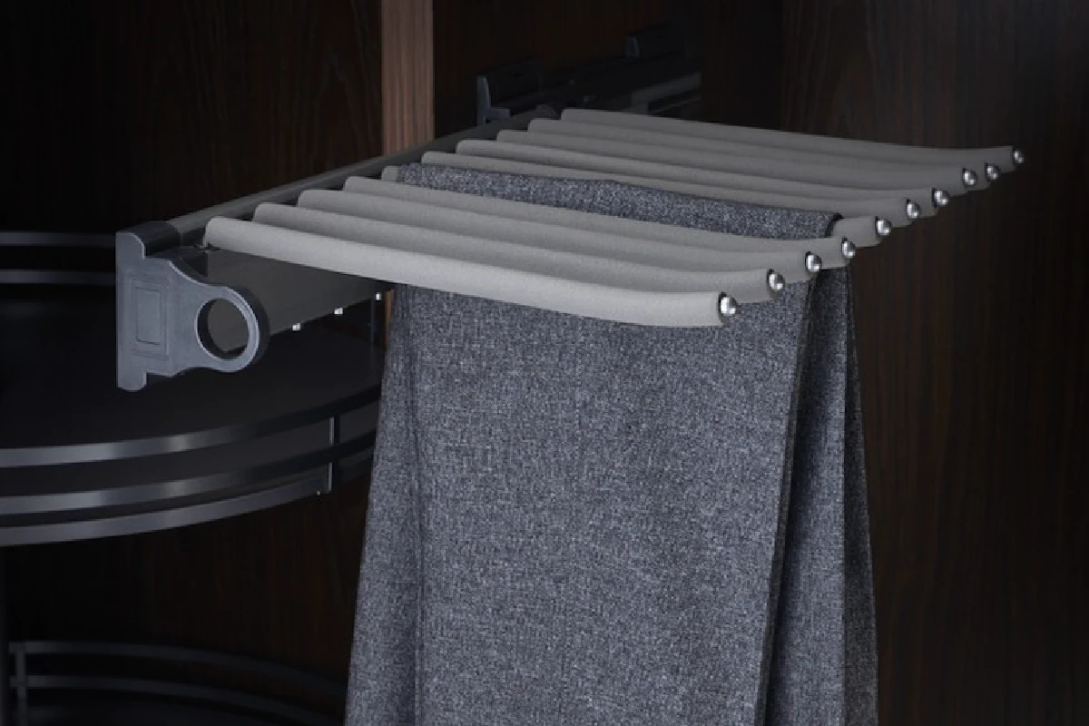 Uittrekbaar broekenrek in kastinterieur