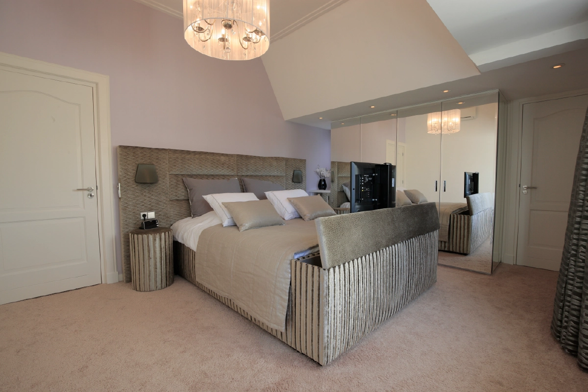 Kingsize bed met TV-lift in het voeteneinde