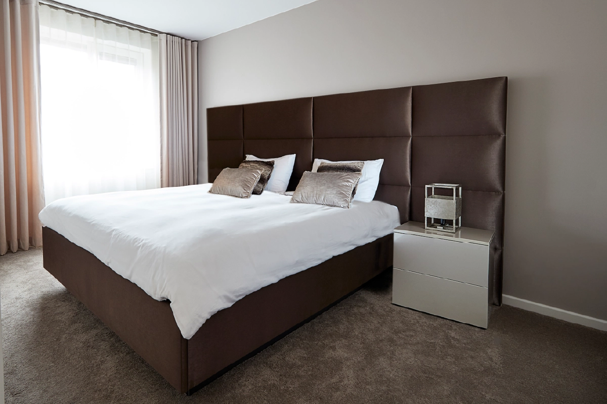 Kingsize bed in een royale slaapkamer