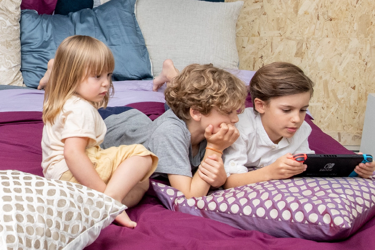kinderen met zijn drieën in kingsize familiebed