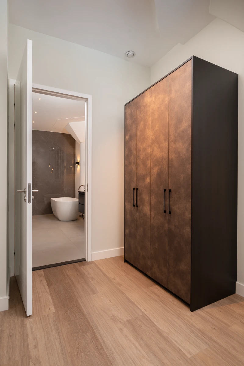 Kledingkast vrij van het plafond