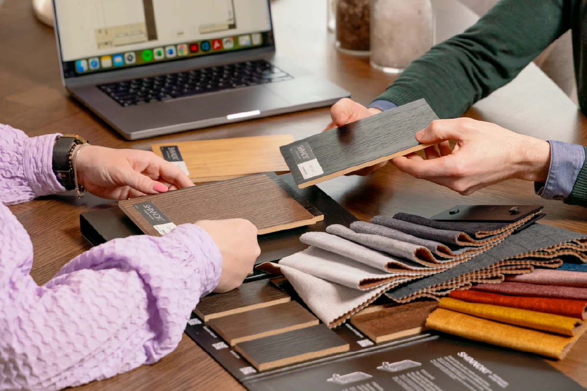 Advies in de showroom voor kleurkeuzes
