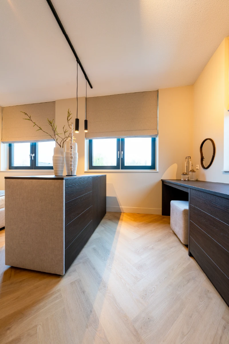 Ladekast en kaptafel onder het raam