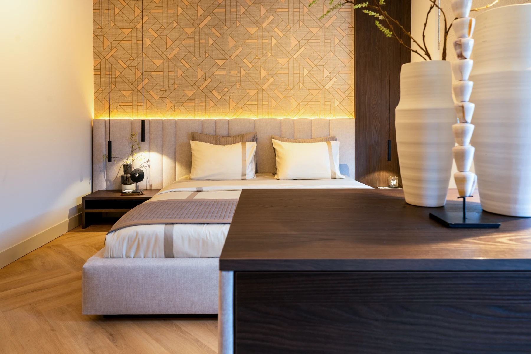 Langwerpige slaapkamer met modern bed