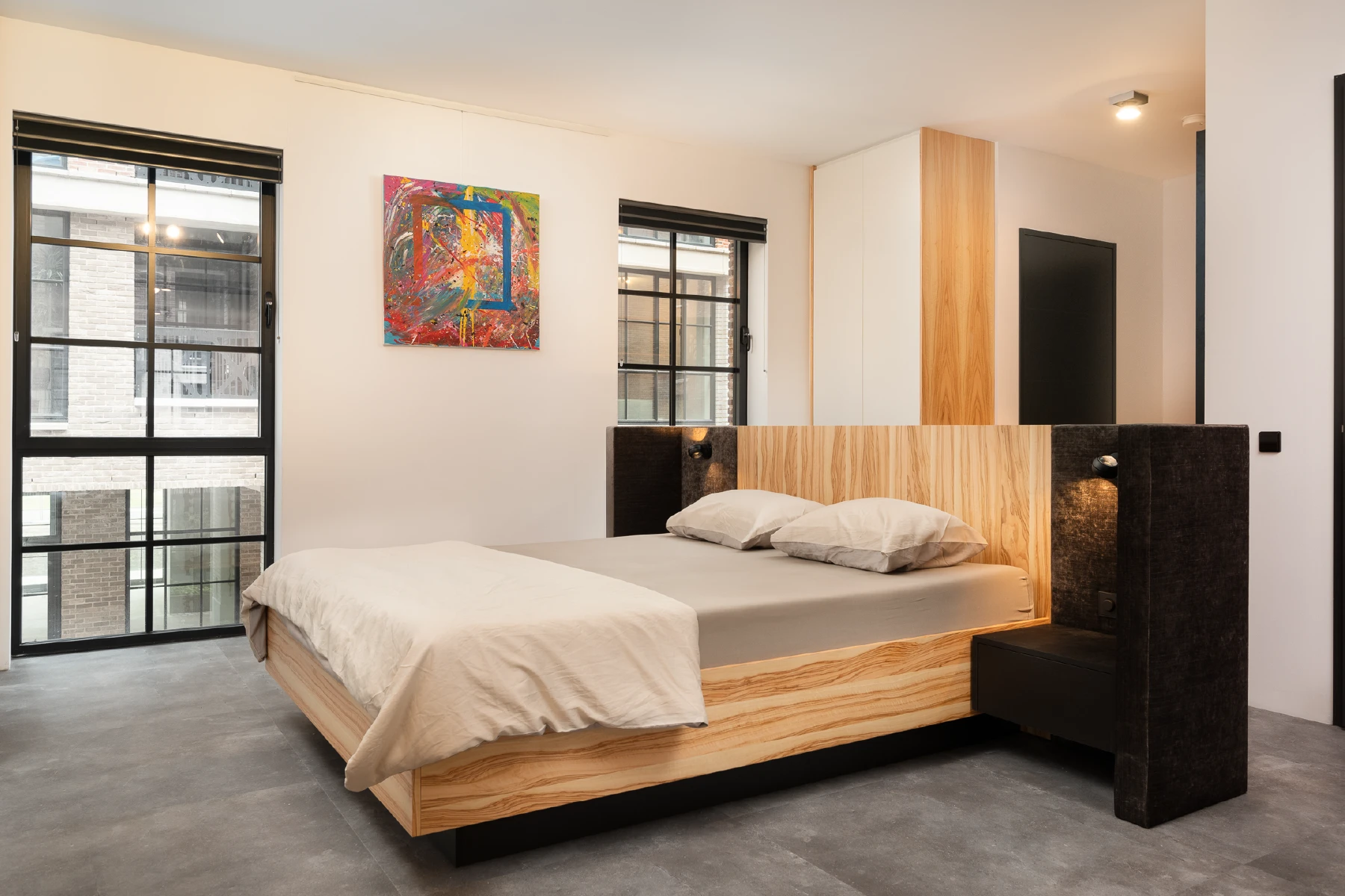 Loft slaapkamer met houten design bed in open ruimte